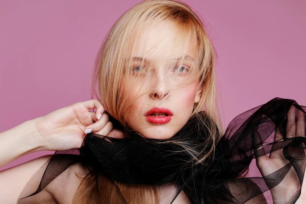 How Can Women Revolutionize Their Personal Style Through UK Fashion Trends?